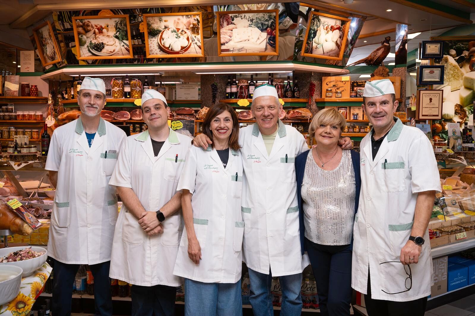 Lo staff della Sorgente dell’Alimentazione D’Onofrio all’interno della bottega