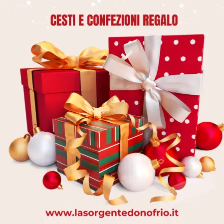Banner che mostra cesti regalo e confezioni personalizzate per Natale.