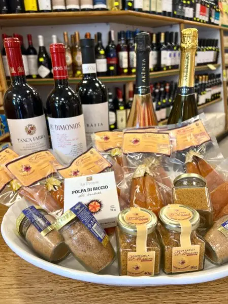 Assortimento di confezioni di Bottarga di grande qualità, sia intera che in polvere che potete trovare nella nostra bottega.