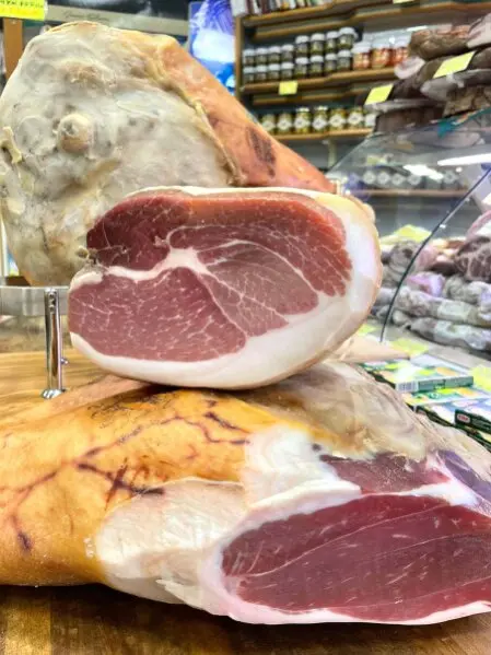 San Daniele Riserva 24 mesi, Parma stagionato 24 mesi, Prosciutto di Bassiano, Culatello di Zibello D.O.P. in salumeria 