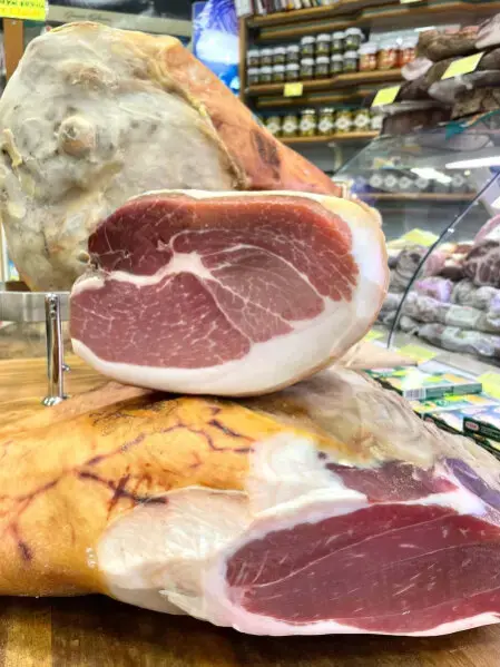 San Daniele Riserva 24 mesi, Parma stagionato 24 mesi, Prosciutto di Bassiano, Culatello di Zibello D.O.P. in salumeria 