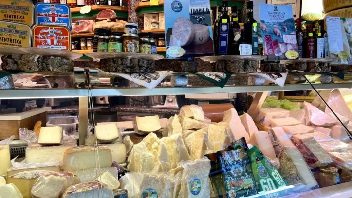 Banco vetrina di formaggi stagionati e freschi con Parmigiano Reggiano e prodotti tipici presso La Sorgente dell'Alimentazione D'Onofrio a Roma