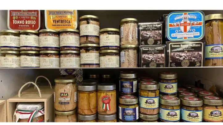 Banco vetrina di barattoli in vetro e latte di pesce, tonno rosso del mediterraneo, salmone e specialità tipiche presso La Sorgente dell'Alimentazione D'Onofrio a Roma