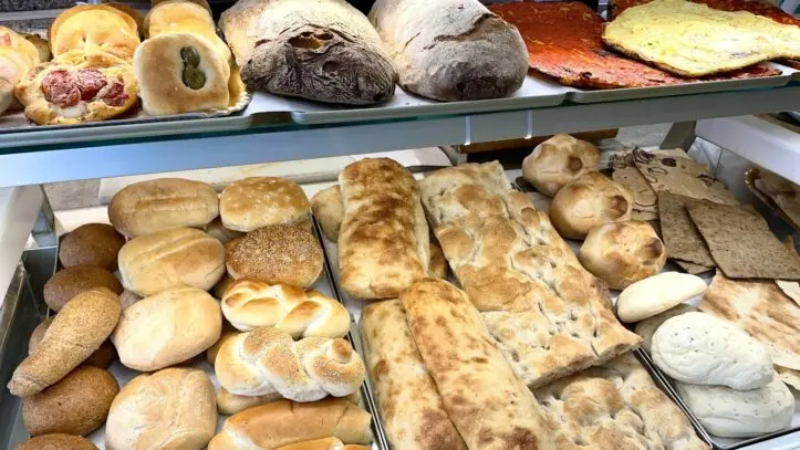 Esposizione di pane fresco, pasta artigianale e pizza presso La Sorgente dell'Alimentazione D'Onofrio a Cinecittà, Roma<br />