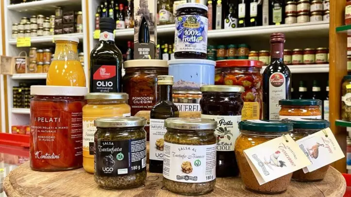 Vetrina di specialità gastronomiche italiane: conserve artigianali, prodotti tipici, oli, mieli e prelibatezze selezionate da La Sorgente dell'Alimentazione D'Onofrio a Roma