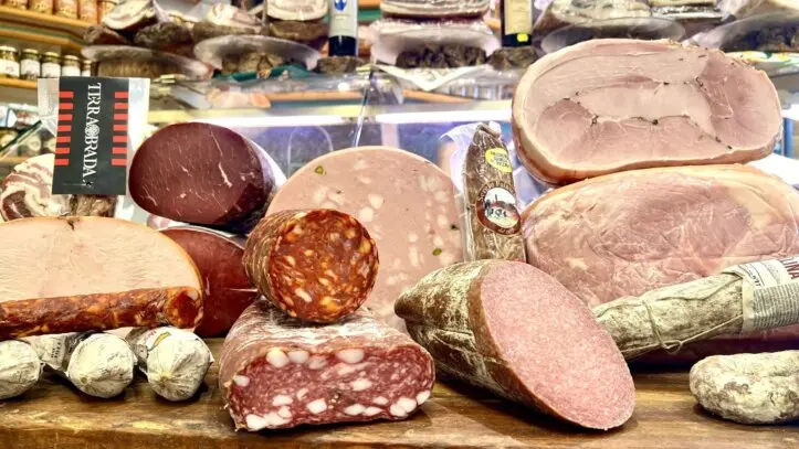 Banco vetrina di salumi artigianali italiani con prosciutti, salami, mortadella e specialità tipiche presso La Sorgente dell'Alimentazione D'Onofrio a Roma